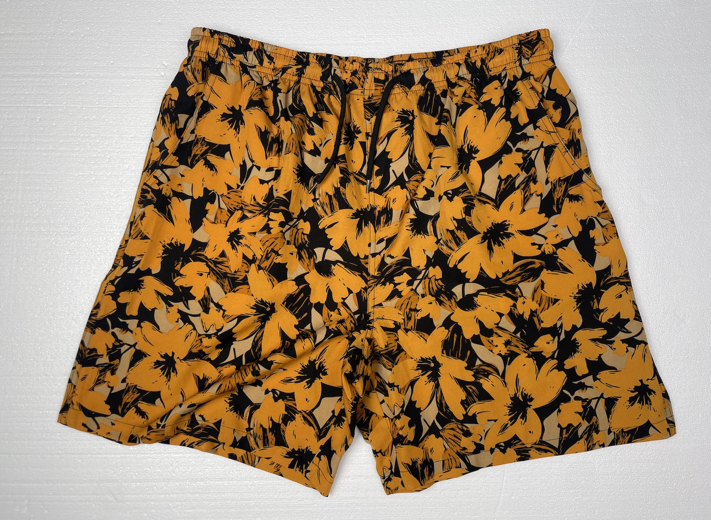 Plus-size beach shirt Printed shirt Yellow background with black flowers